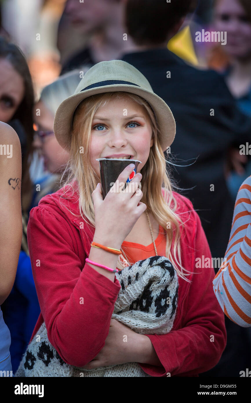 Teenage girl bénéficiant d'un festival d'été à Akureyri, Islande Banque D'Images