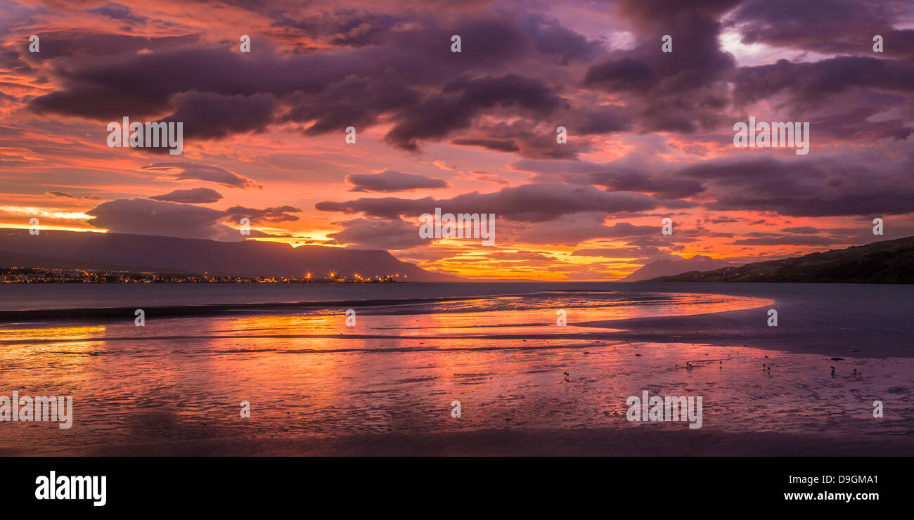 Coucher de soleil sur la mer en islande Banque de photographies et d'images  à haute résolution - Alamy