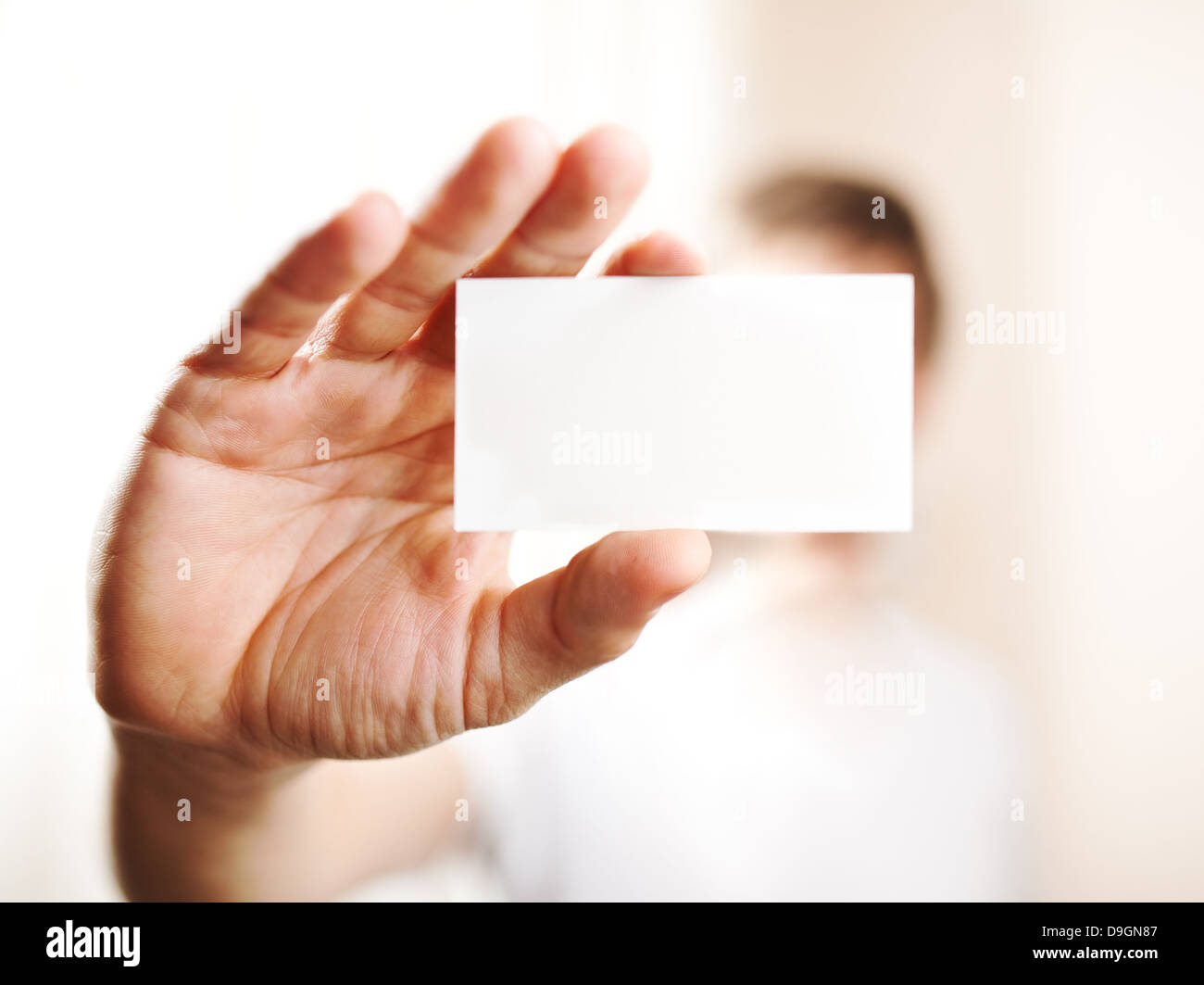 Human hand holding blank business card with copy space, petite dof Banque D'Images