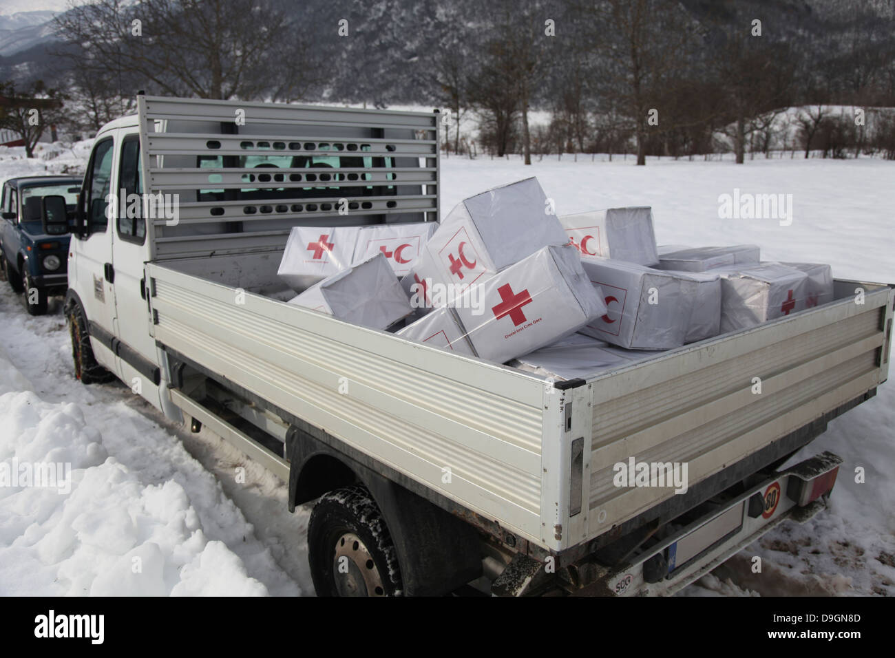 Fournitures médicales de la Croix-Rouge monténégrine s'asseoir entassés dans un camion. Banque D'Images