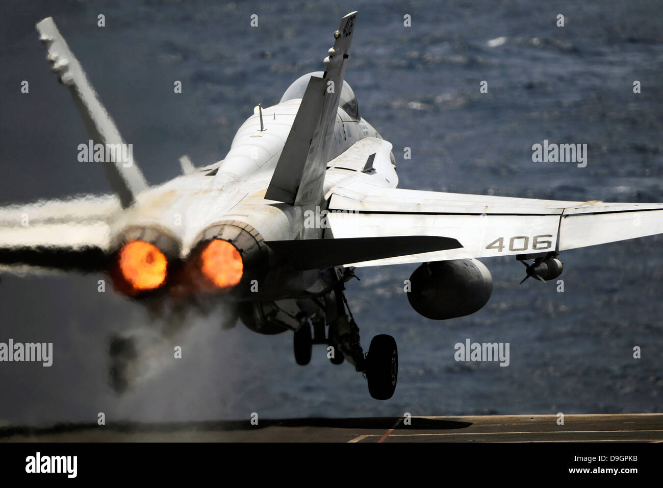 La mer d'Oman, le 17 mai 2012 - Un F/A-18C Hornet lance à partir de la classe Nimitz porte-avions USS Abraham Lincoln. Banque D'Images