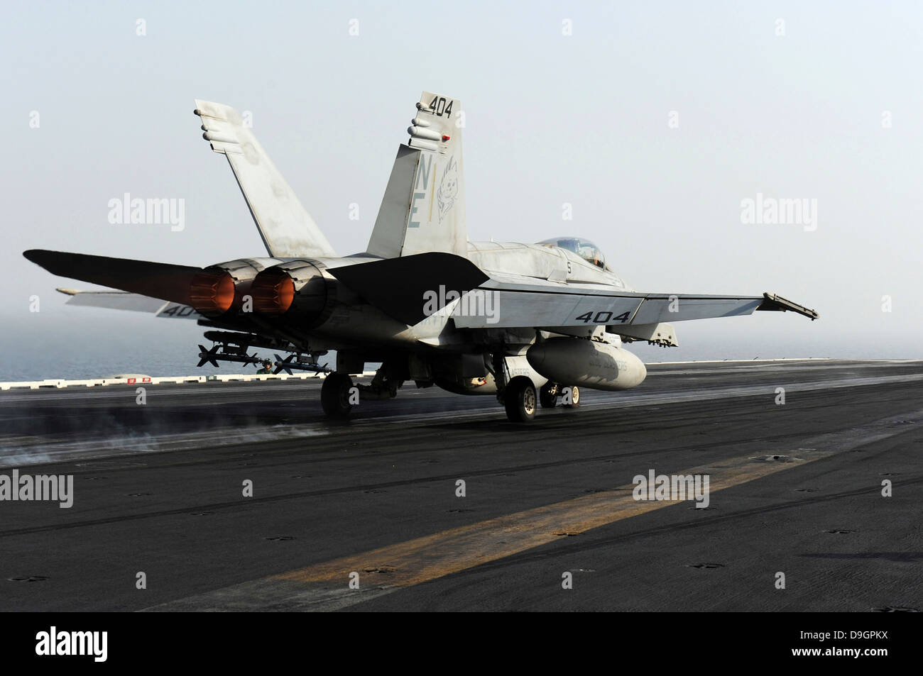 Un F/A-18C Hornet lance depuis la cabine de pilotage de l'USS Abraham Lincoln. Banque D'Images