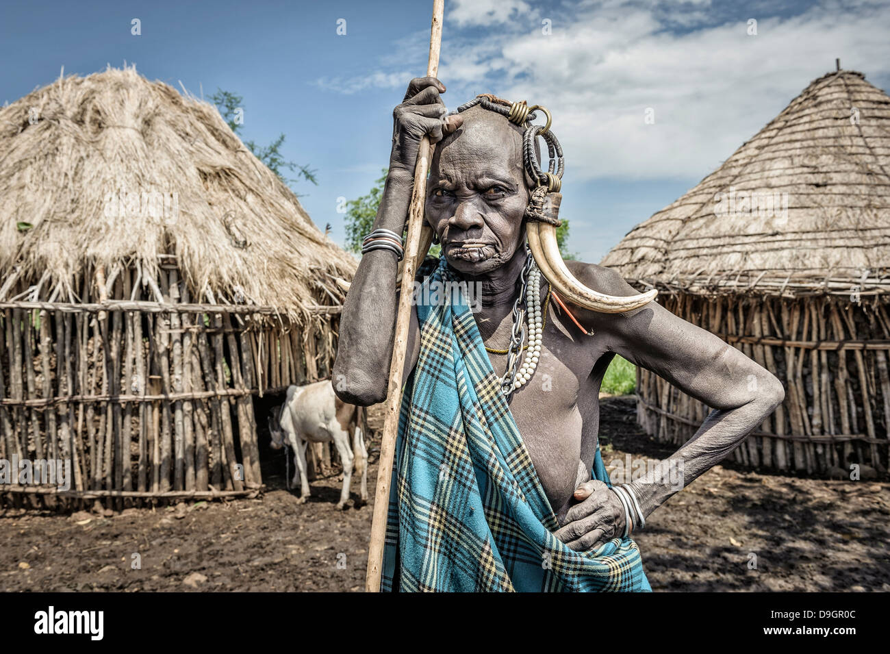 Portrait d'une vieille femme Mursi avec ornements typiques, vallée de l'Omo, Ethiopie Banque D'Images
