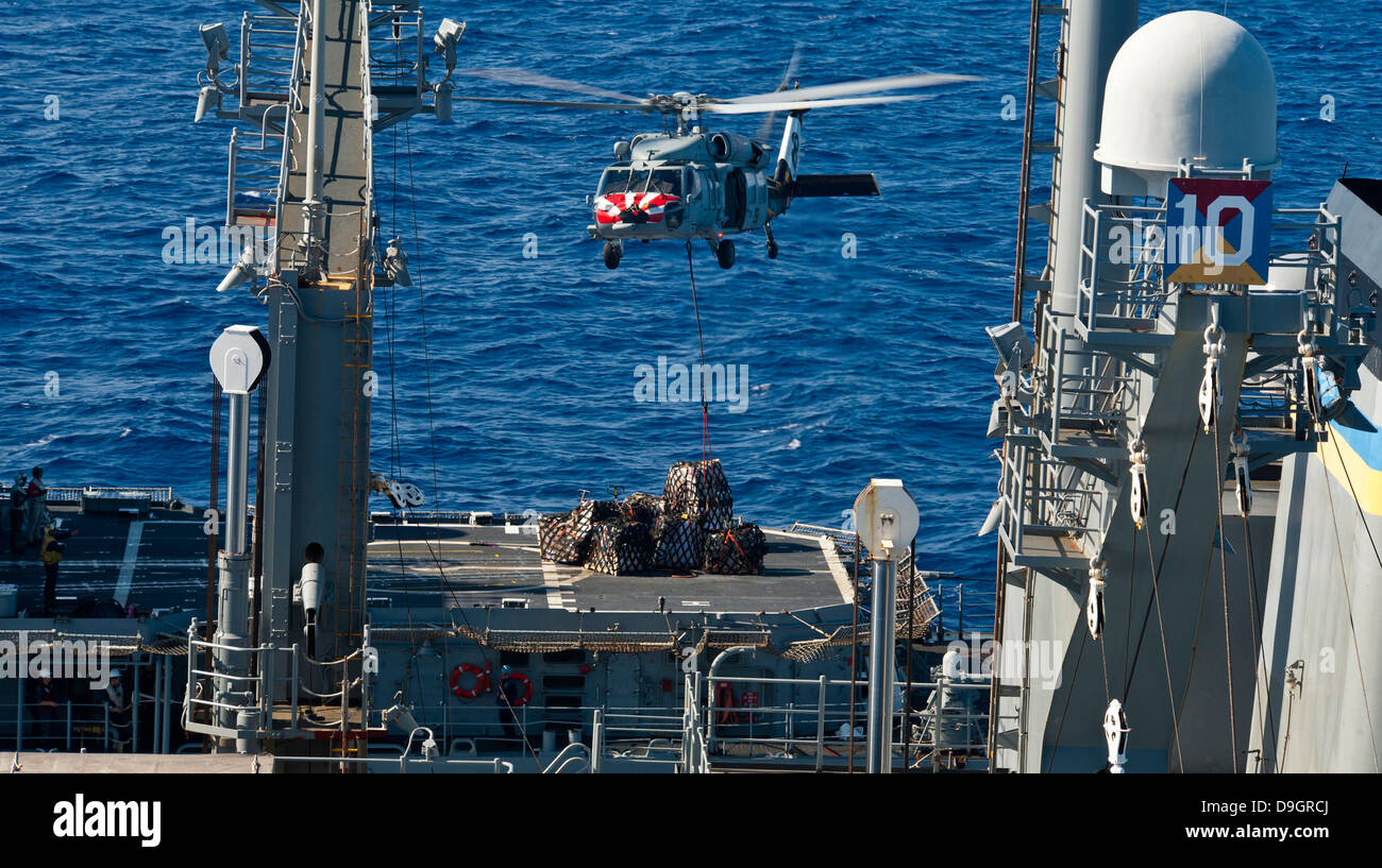 Un MH-60S Sea Hawk offre des fournitures à l'envol du USS Mobile Bay. Banque D'Images