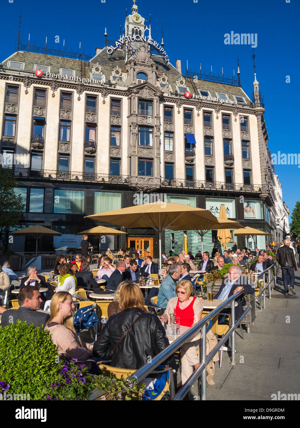 Bar café du centre-ville d'Oslo, Norvège, Scandinavie, Europe avec des gens relaxants Banque D'Images