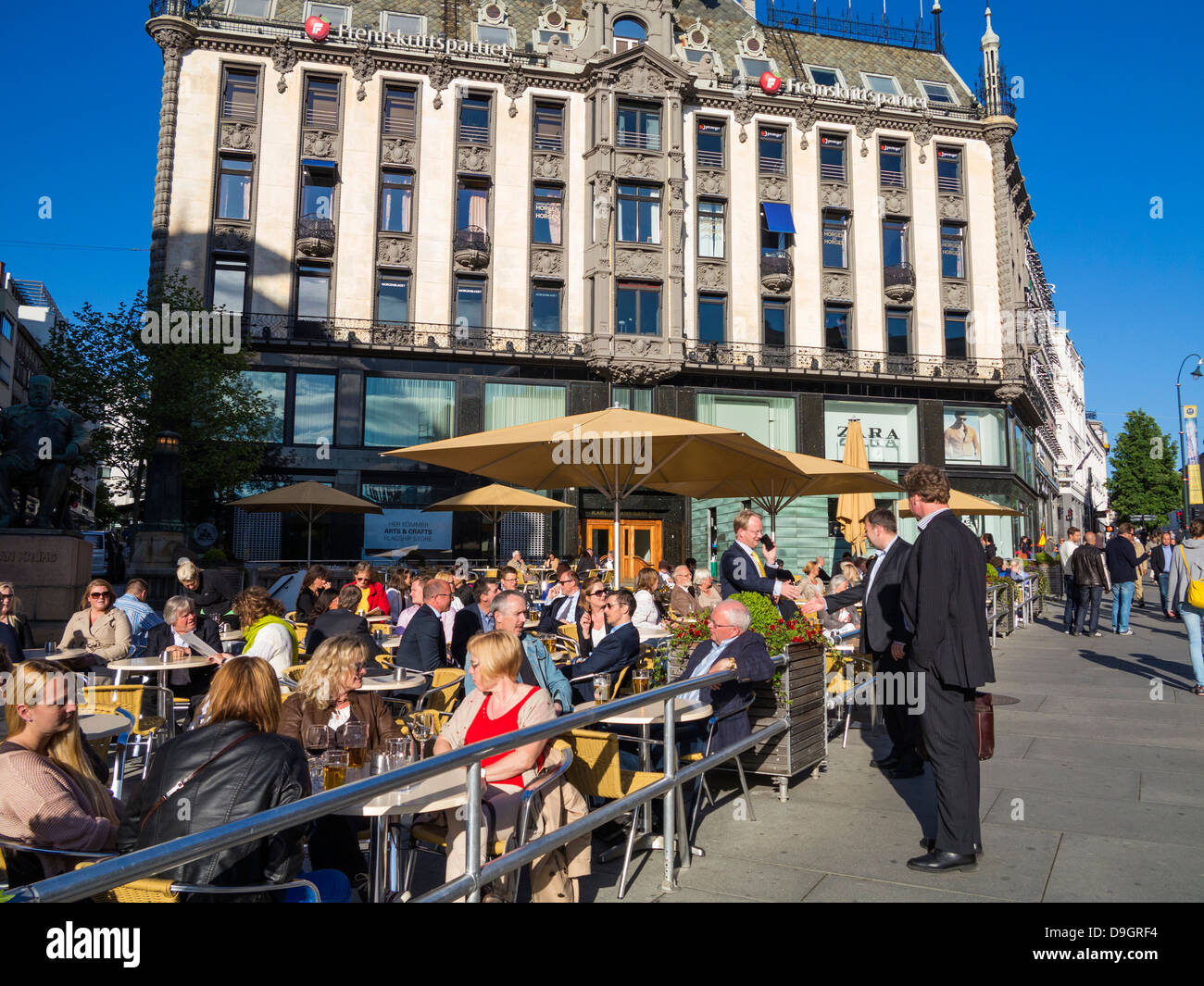 Bar Café à Oslo, Norvège, Scandinavie, l'Europe en début de soirée avec les gens assis dehors au soleil Banque D'Images