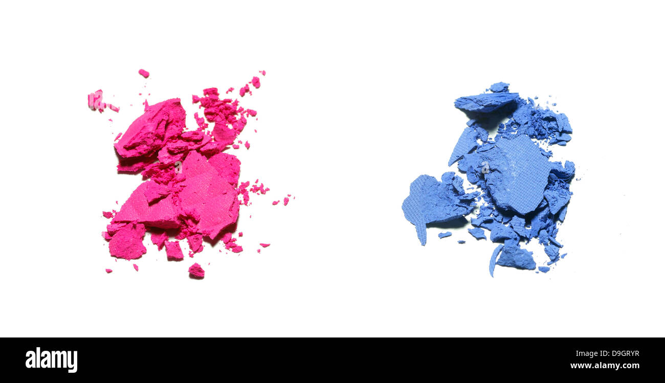 Ombre à paupières rose et bleu poudre émietté coupe sur un fond blanc Banque D'Images