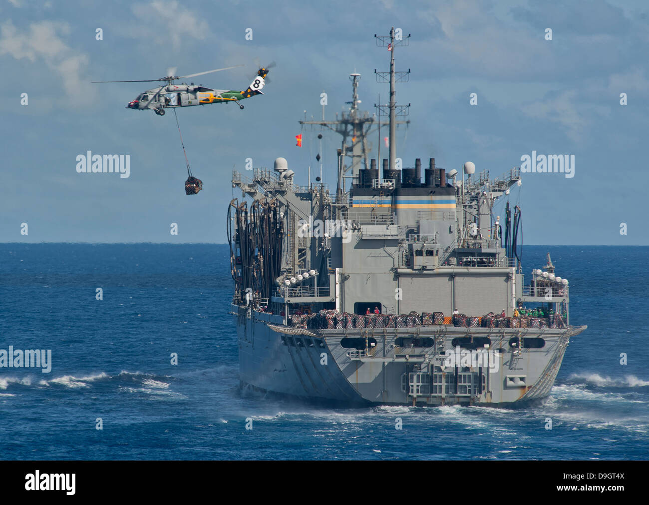 Une Sea Hawk MH-60S effectue un ravitaillement vertical avec l'USNS Bridge. Banque D'Images