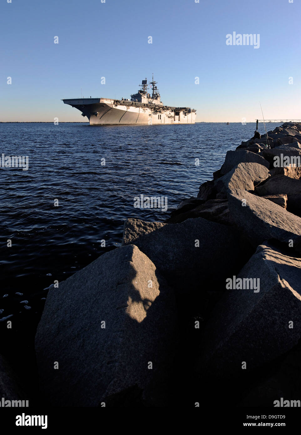 2 novembre 2012 - Le navire d'assaut amphibie USS Bataan (DG 5) arrive à la Station Navale de Mayport, Florida. Banque D'Images