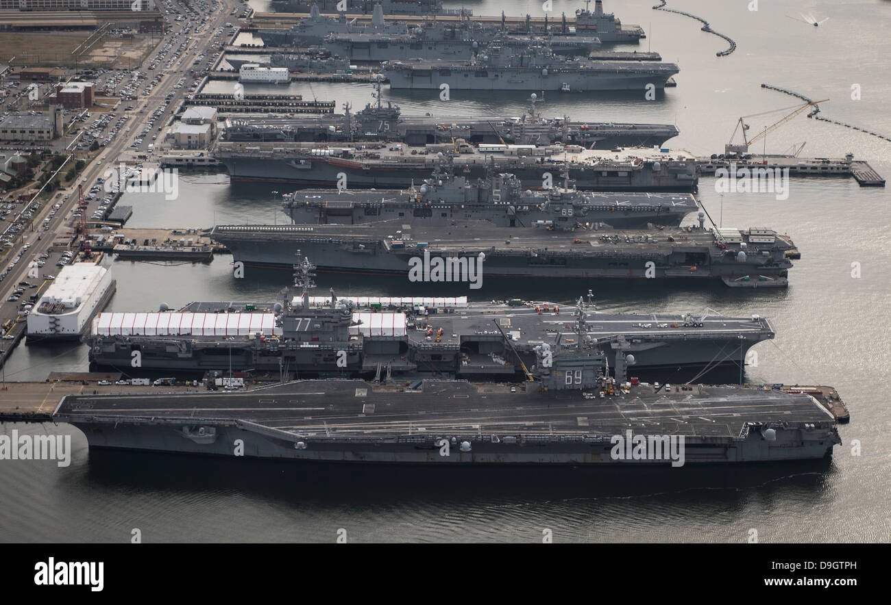 Porte-avions de la marine au port de Norfolk, Virginie. Banque D'Images