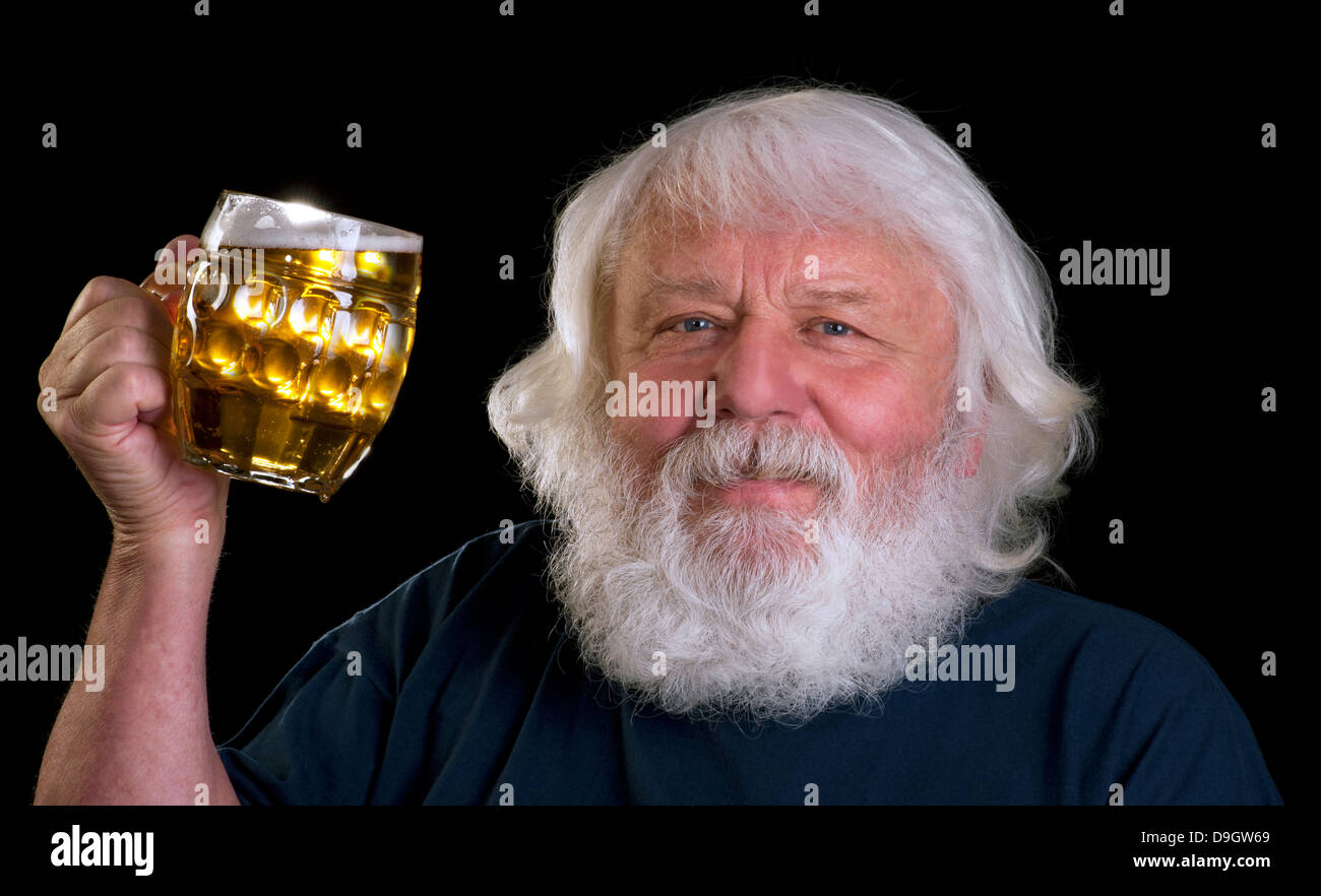 Bière - Senior, homme barbu boire une bière à l'extérieur du pub Banque D'Images