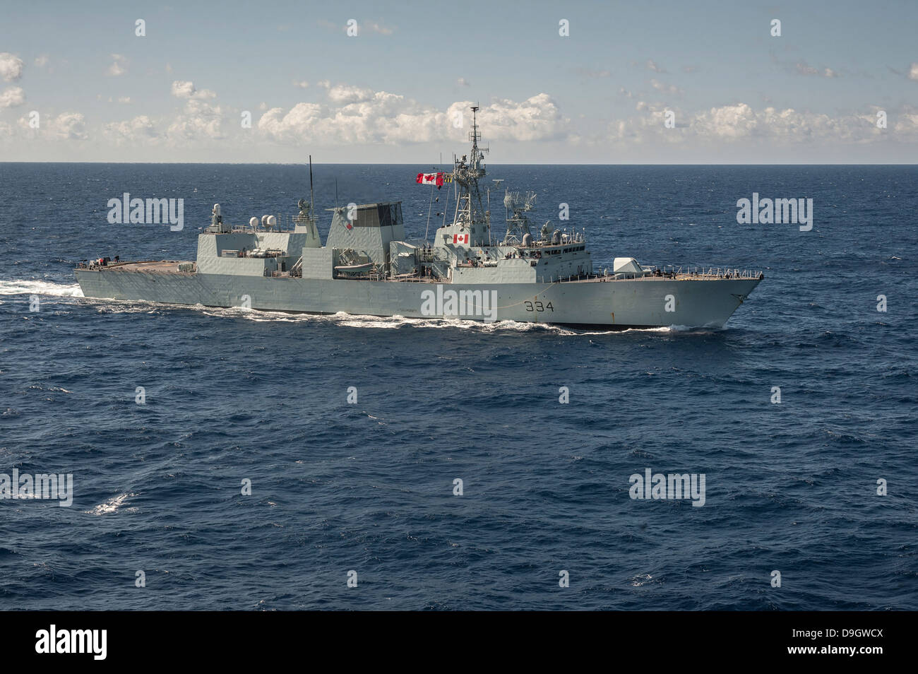 L'océan Pacifique, le 11 janvier 2013 - La frégate canadienne NCSM REGINA (FFH 334) voiles en position pour un exercice. Banque D'Images