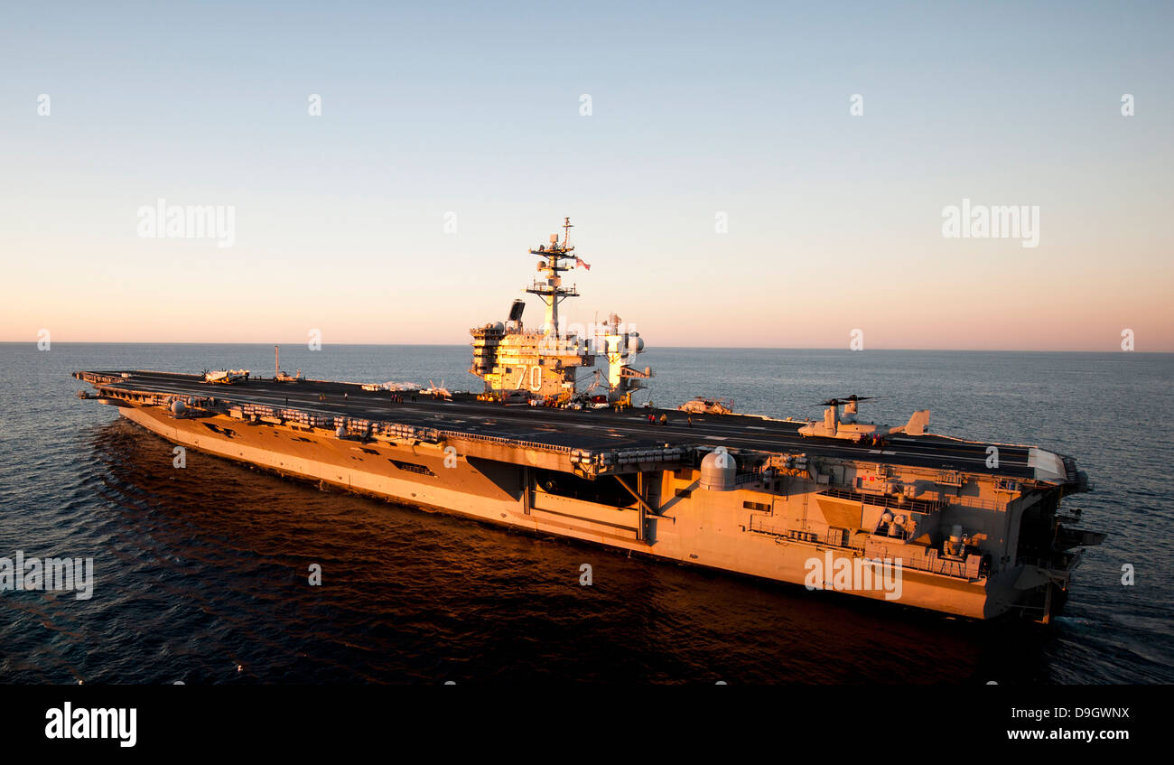 16 février 2013 - Le porte-avions USS Carl Vinson (CVN 70) est en cours dans l'océan Pacifique. Banque D'Images