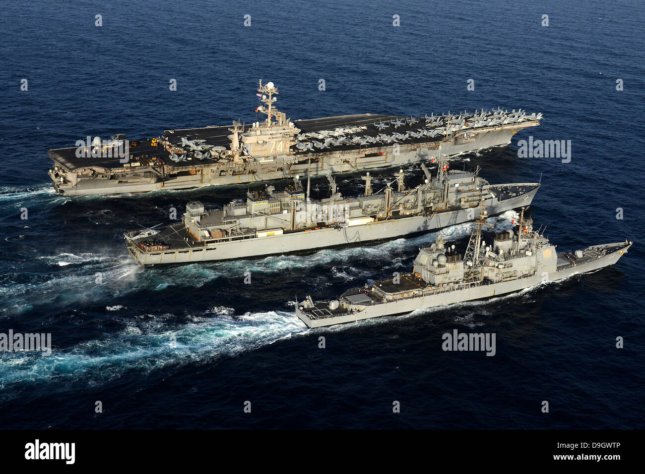 USS John C. Stennis, USS Mobile Bay et l'USNS Bridge au cours d'un ravitaillement en mer. Banque D'Images