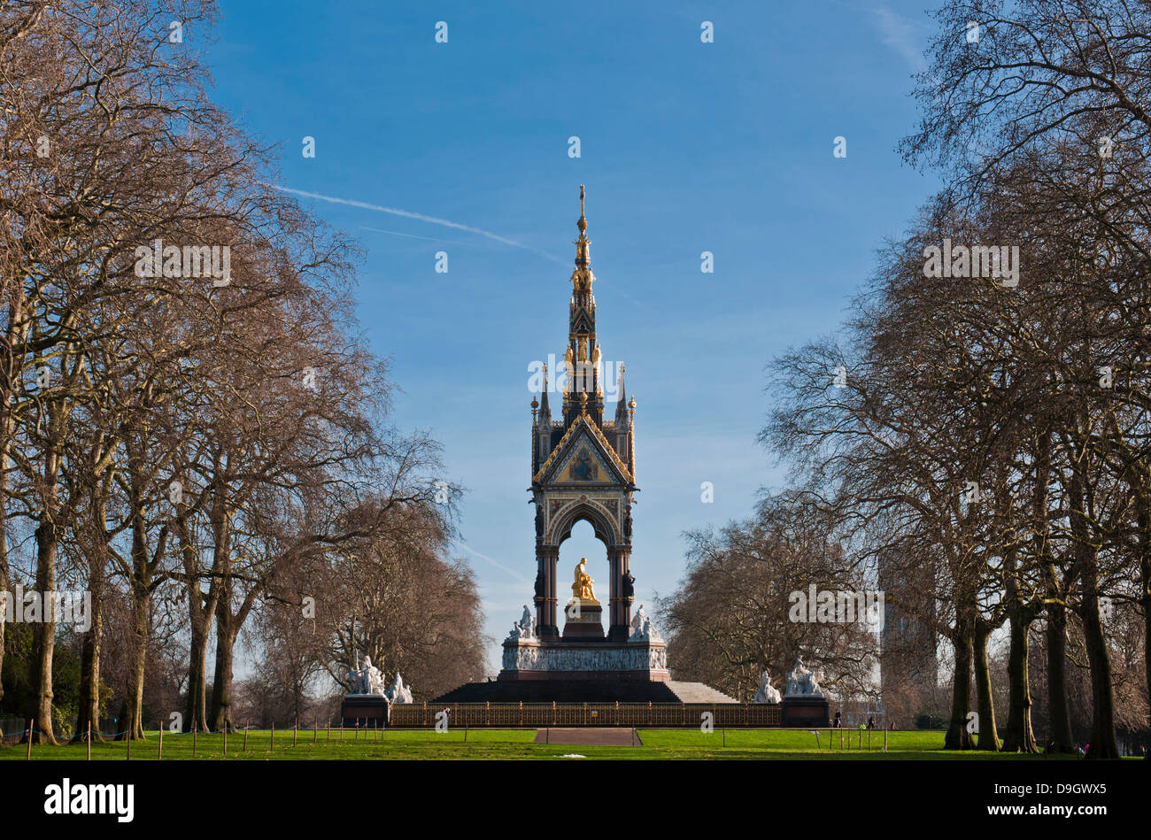 Albert Memorial dans Kensington Gardens, entouré d'arbres à Londres, Angleterre Banque D'Images