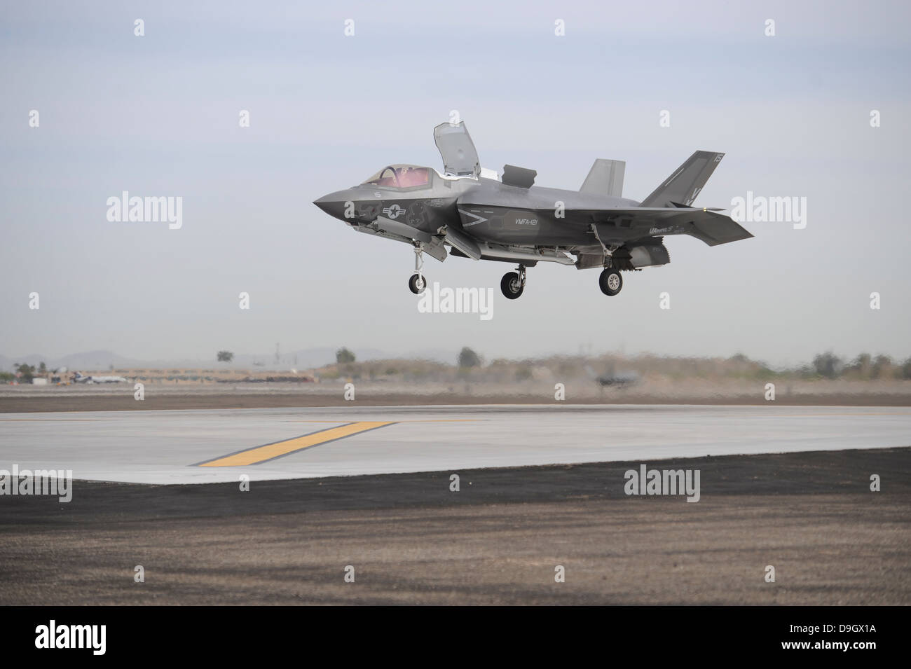 Un F-35B Lightning II Joint Strike Fighter se prépare à faire un atterrissage vertical. Banque D'Images