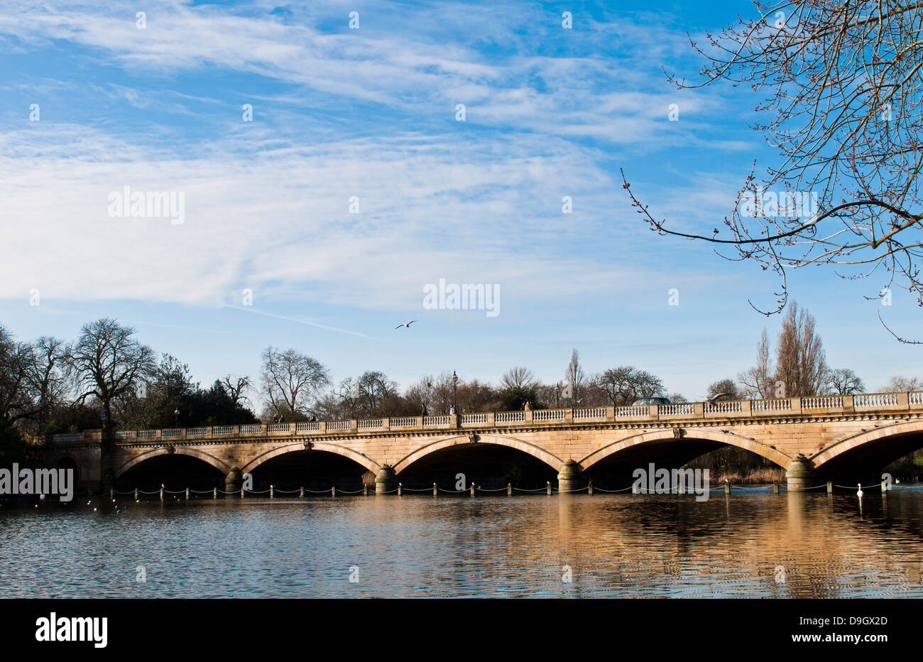 Bridge et lac Serpentine dans Hyde Park à Londres, Angleterre Banque D'Images