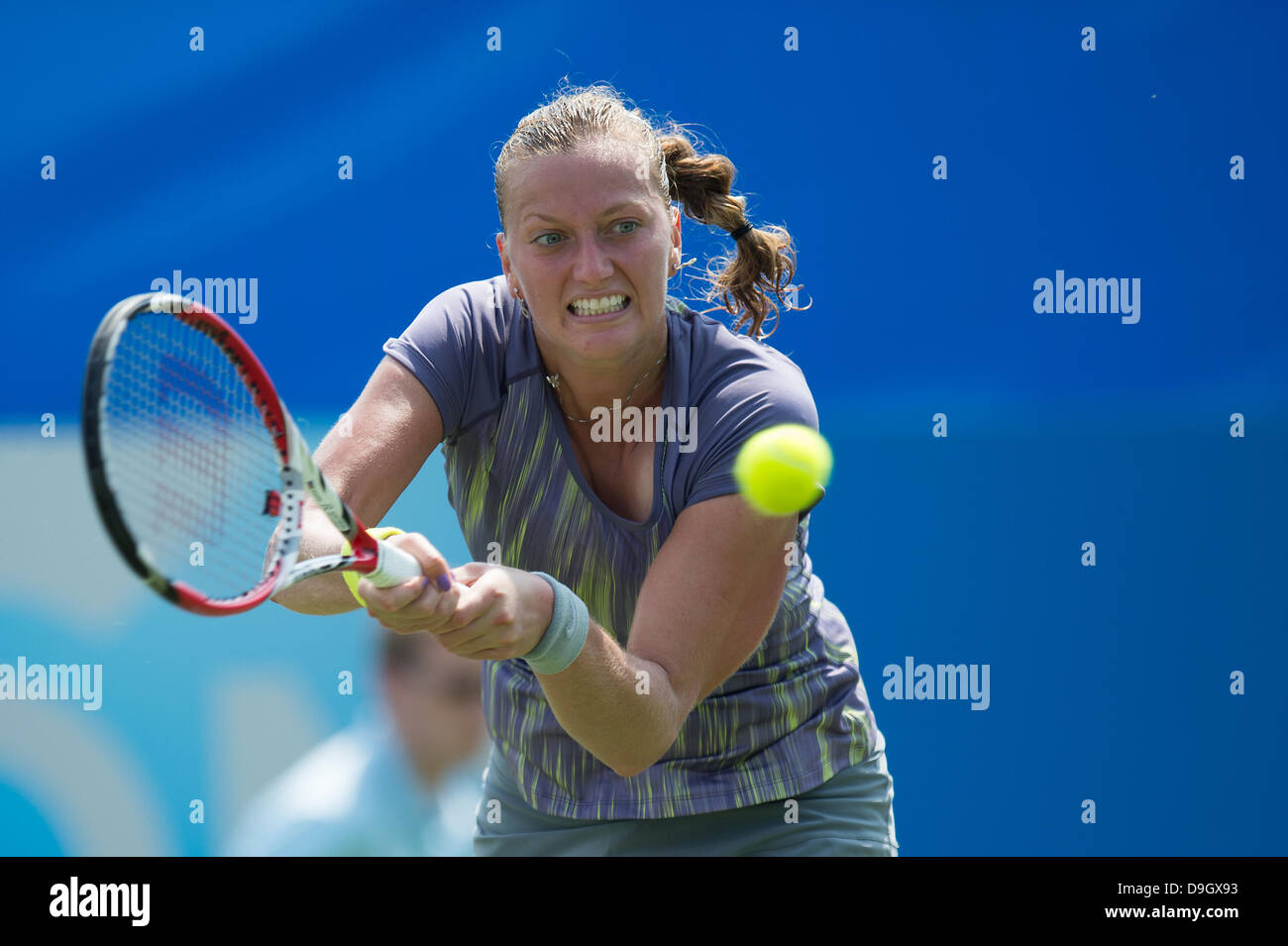 Eastbourne, Royaume-Uni. 19 juin 2013. Aegon International 2013 - Jour 5. Petra Kvitova de la République tchèque dans l'action de frapper un double revers remis dans son match contre Yanina Wickmayer de Belgique sur le court central. Wickmayer a gagné le match en trois sets. Crédit : Mike French/Alamy Live News Banque D'Images