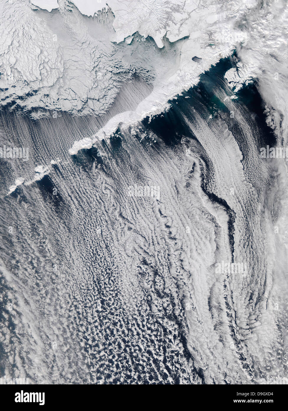 Les patrons de nuage visible sur les îles Aléoutiennes. Banque D'Images