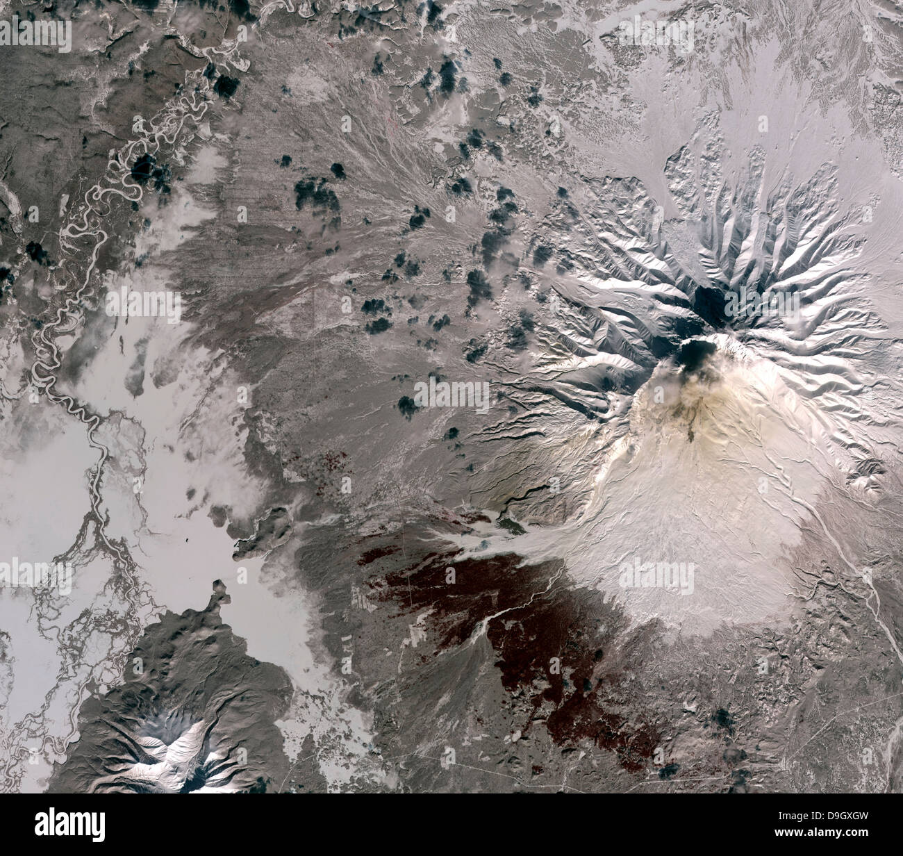 Un panache de cendres riches monte au-dessus du volcan Shiveluch sur la péninsule du Kamchatka. Banque D'Images