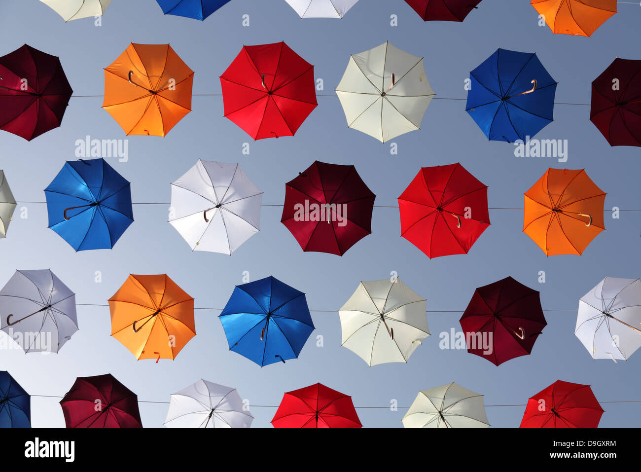 Parasols contre le ciel pour la journée d'Ataturk, Kaleici, Antalya, Turquie Banque D'Images