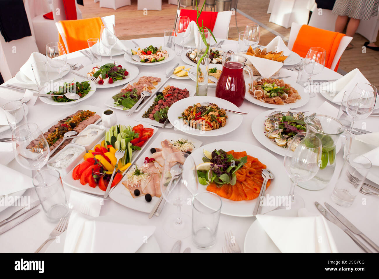 Sélection de la nourriture gastronomique servi sur une table en attente pour les clients Banque D'Images