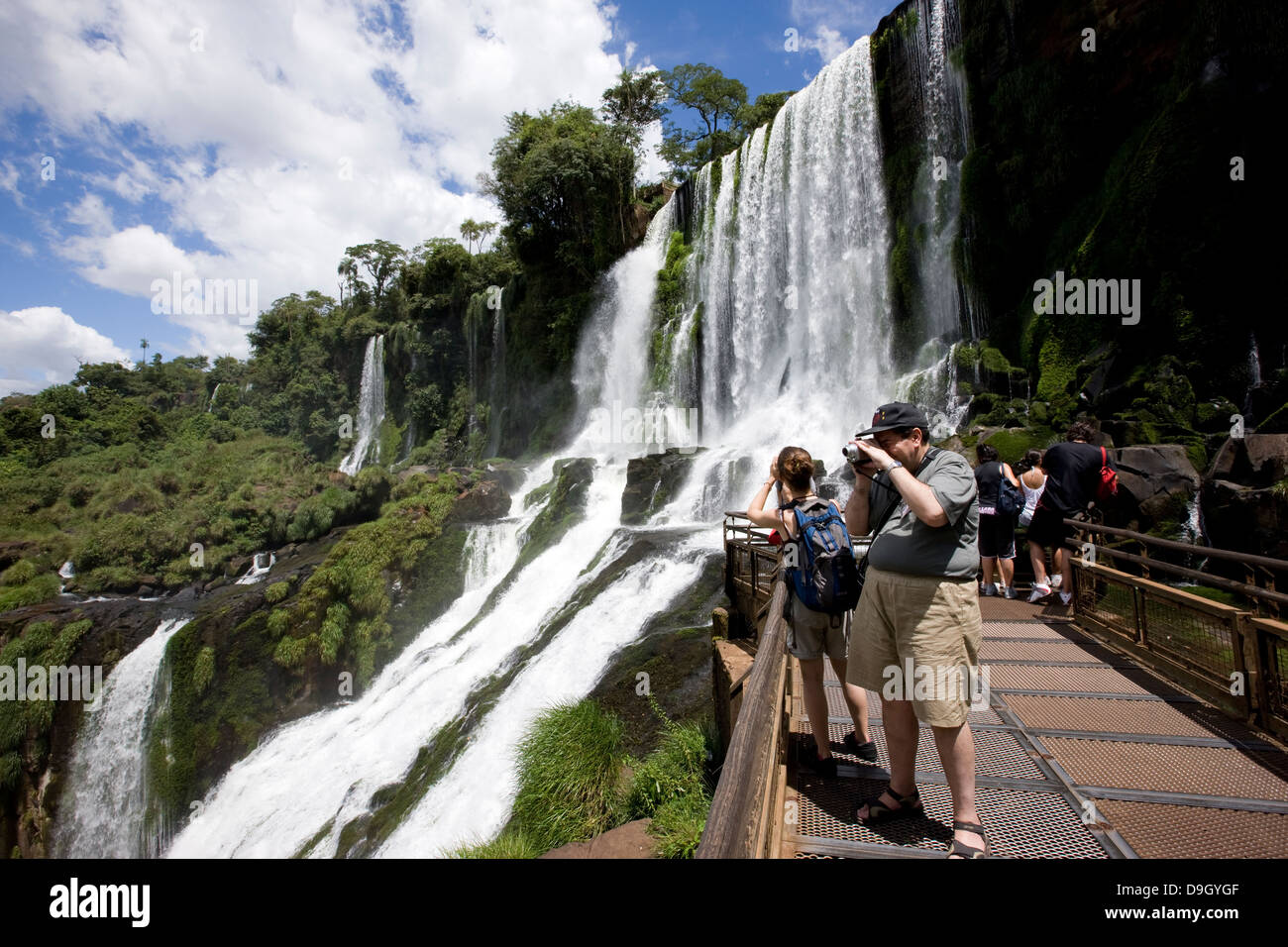 Chutes d'Iguaçu. Certains touristes prenant des photos de les chemins d'un des itinéraires. Banque D'Images