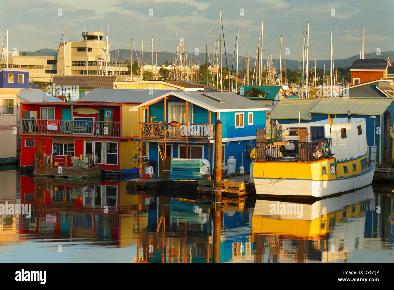 Péniches flottant et réflexions à Fisherman's Wharf marina au lever du soleil-Victoria, Colombie-Britannique, Canada. Banque D'Images