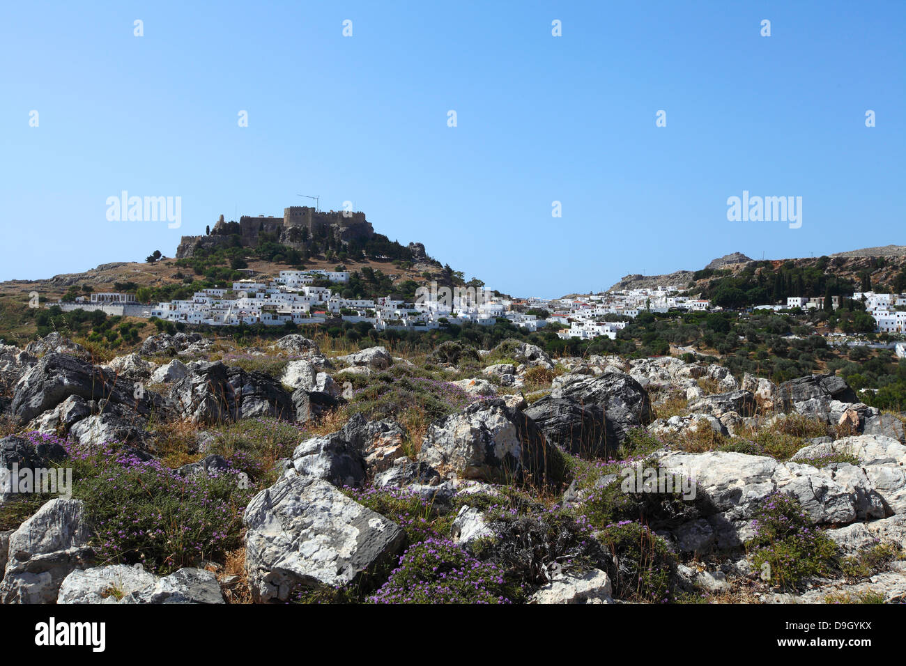 Paysage de l'île de Rhodes avec vue sur le château et la ville de Lindos Banque D'Images