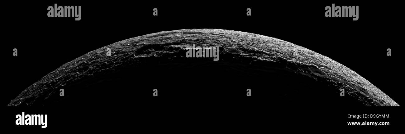 Un paysage irréel de la lune de Saturne Dioné dynamité par les impacts. Banque D'Images