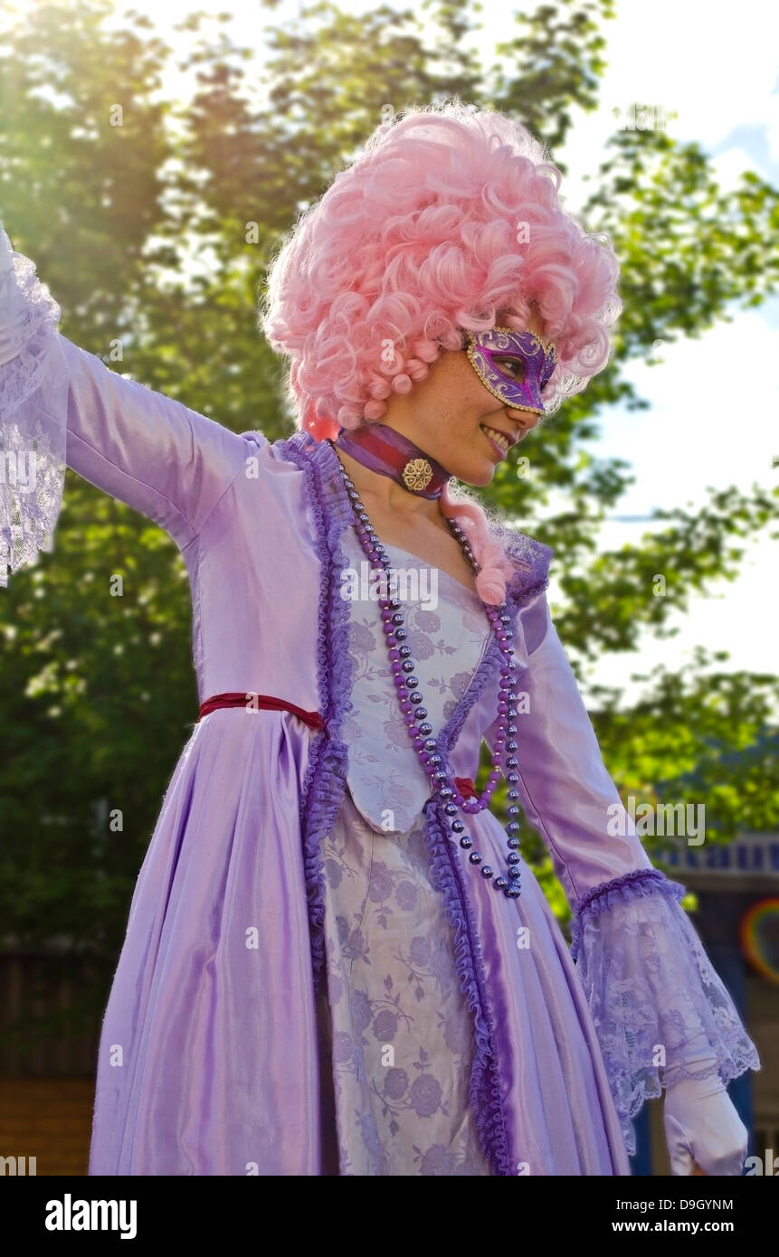 Une femelle de couleur sur le thème de l'artiste vénitien rue promenades au-dessus sur pilotis à jour italien à Vancouver sur Commercial Drive. Banque D'Images