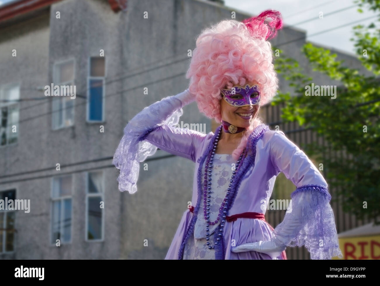 Le thème vénitien coloré street performer pose pour les foules à la Journée italienne, un festival à Vancouver, BC Canada Banque D'Images