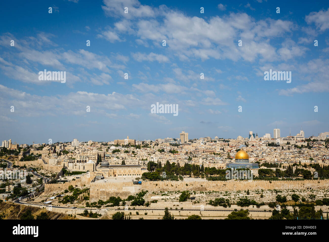 Vue sur les remparts de la vieille ville et le Dôme du rocher la mosquée à partir du mont des Oliviers, Jérusalem, Israël. Banque D'Images