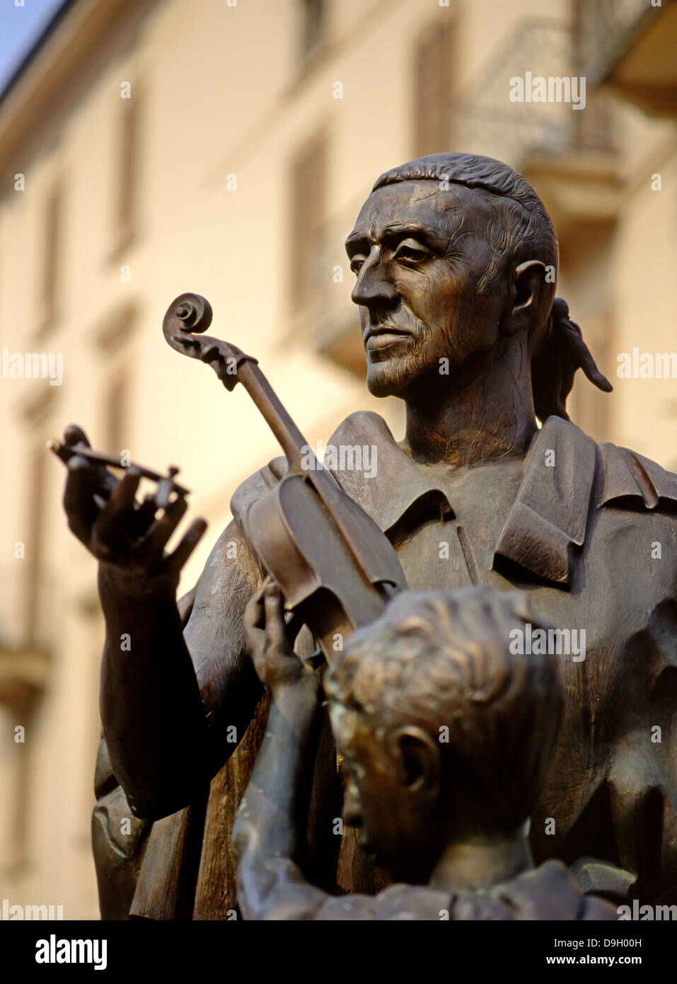Cremona, Lombardie, Italie. Statue en bronze : Antonio Stradivari (Stradivarius) luthier (né ici : c1644-1737) Banque D'Images