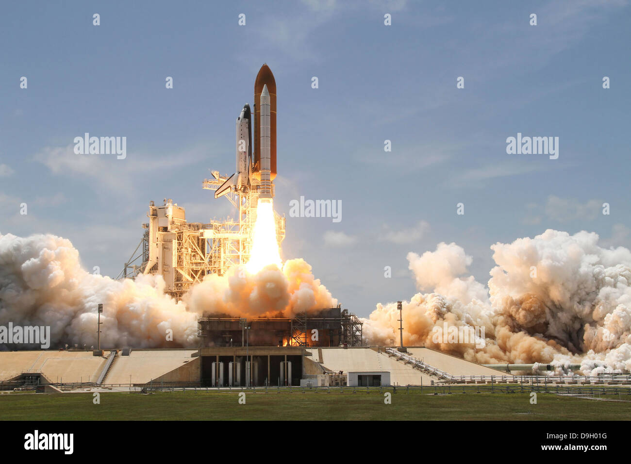 La navette spatiale Atlantis décollage à partir de la plateforme de lancement 39A au Centre spatial Kennedy en Floride. Banque D'Images