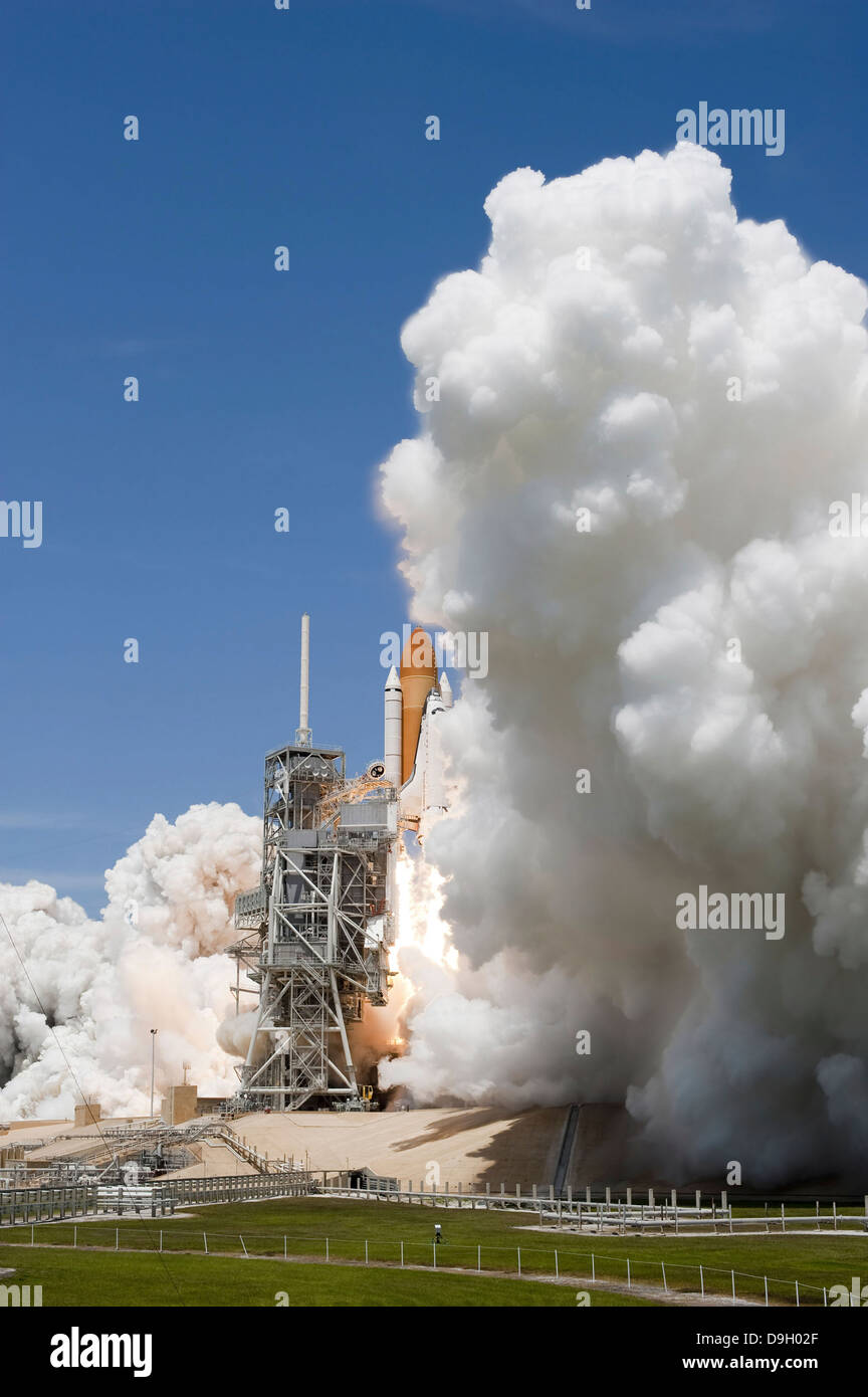 Un panache d'échappement se forme autour de la base de lancement 39A, comme la navette spatiale Atlantis décollera sur la mission STS-132 Banque D'Images