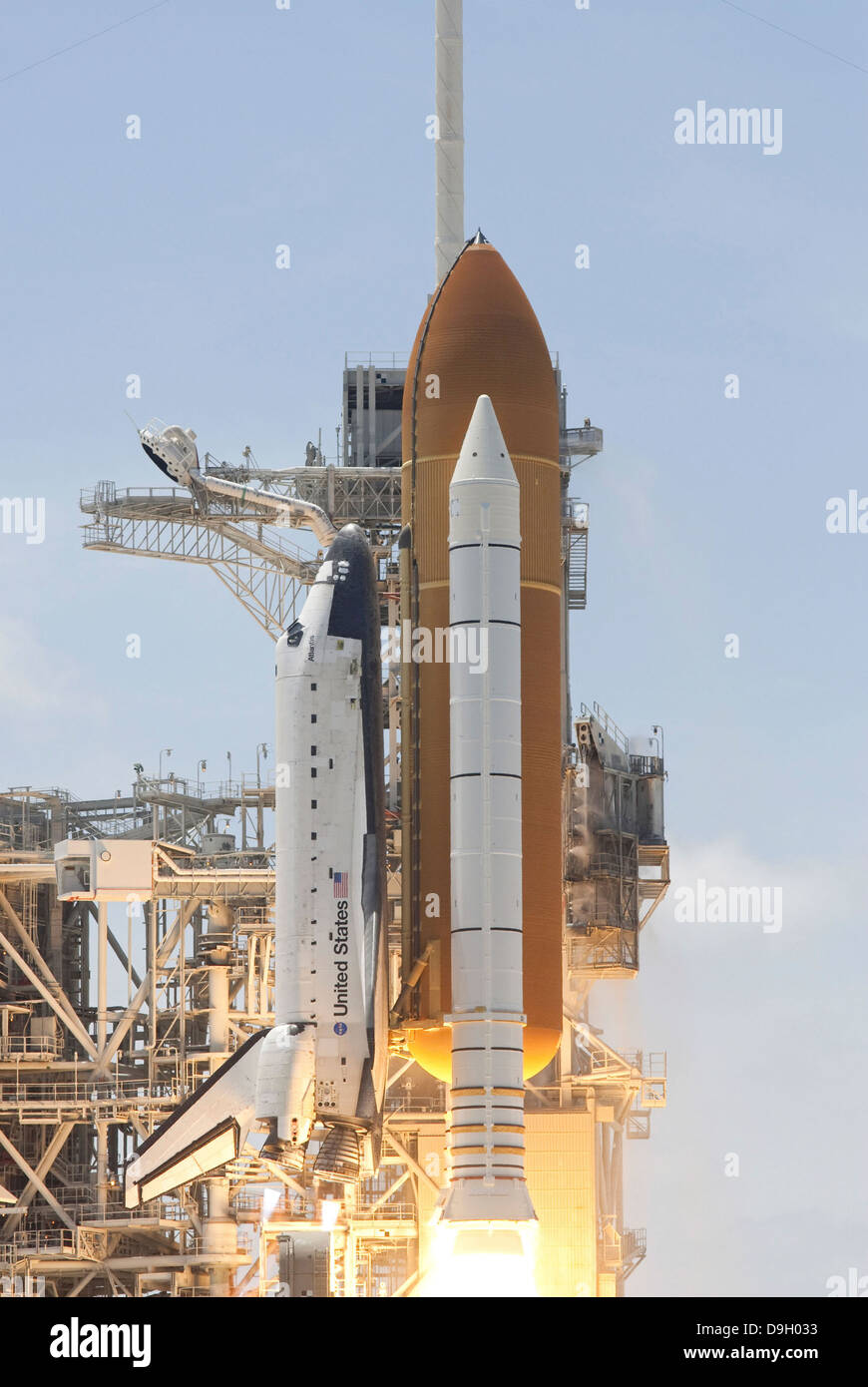 La navette spatiale Atlantis' propulseurs à lits jumeaux et de trois moteurs principaux s'enflammer pour propulser l'engin off Banque D'Images