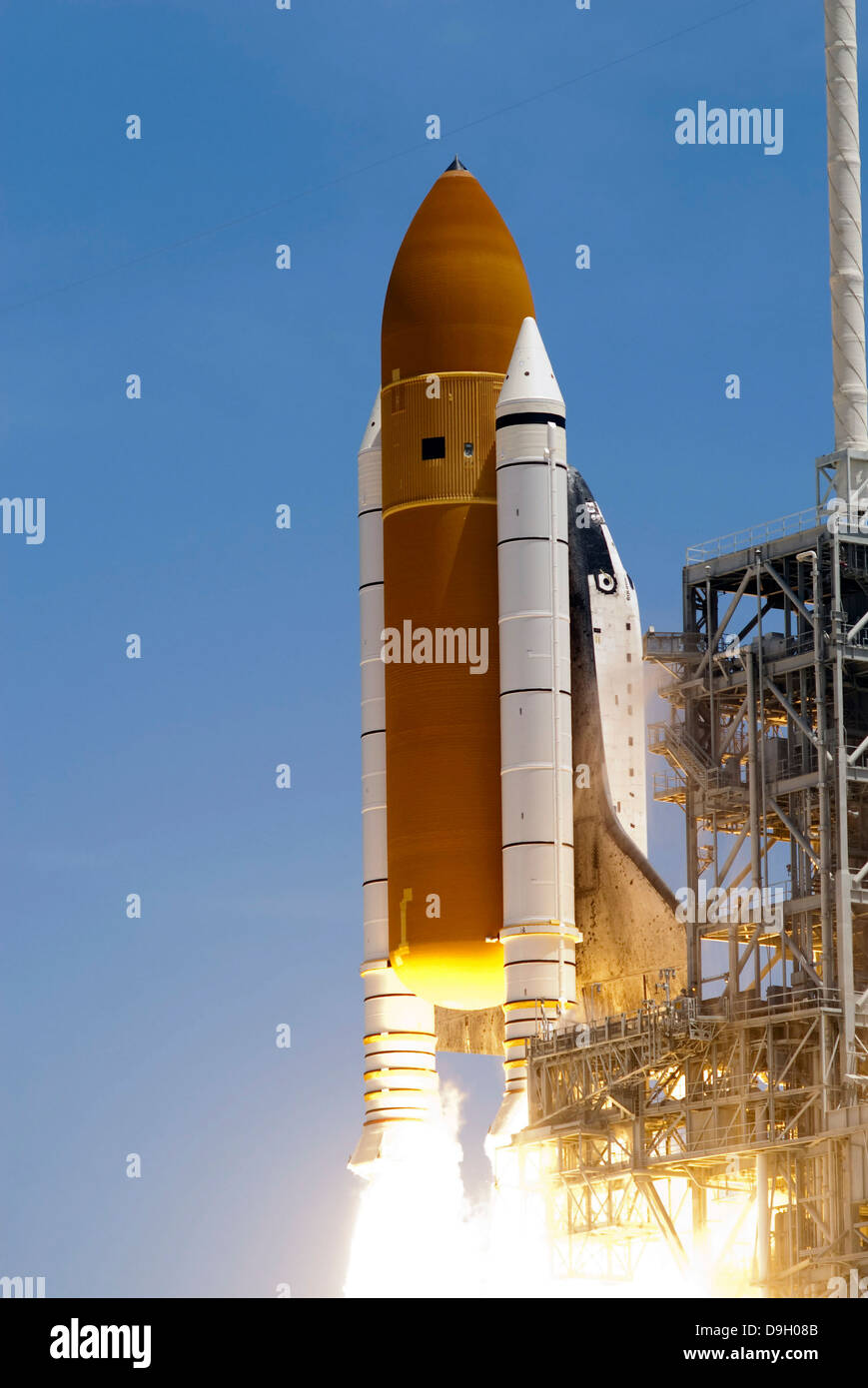 La navette spatiale Atlantis' lits 1 propulseurs à s'enflammer pour propulser l'engin spatial au large du Centre Spatial Kennedy Lancement 39A. Banque D'Images