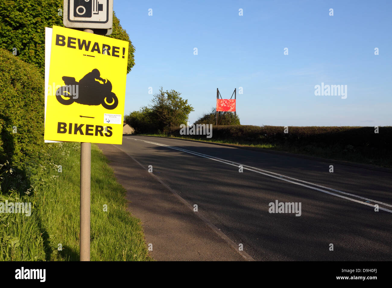 'Attention aux signes des motards de la route sur l'A52 dans le Derbyshire Banque D'Images