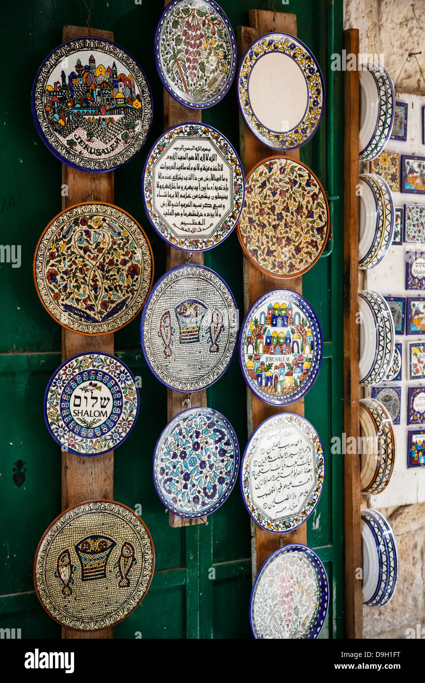 La poterie peinte de souvenirs à vendre à un marché dans la vieille ville, Jérusalem, Israël. Banque D'Images
