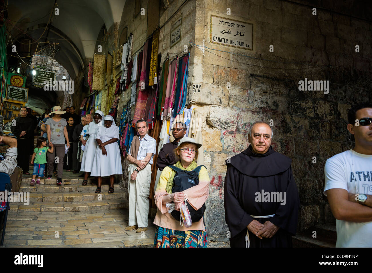 Pèlerins dans la Via Dolorosa dans la vieille ville, Jérusalem, Israël. Banque D'Images