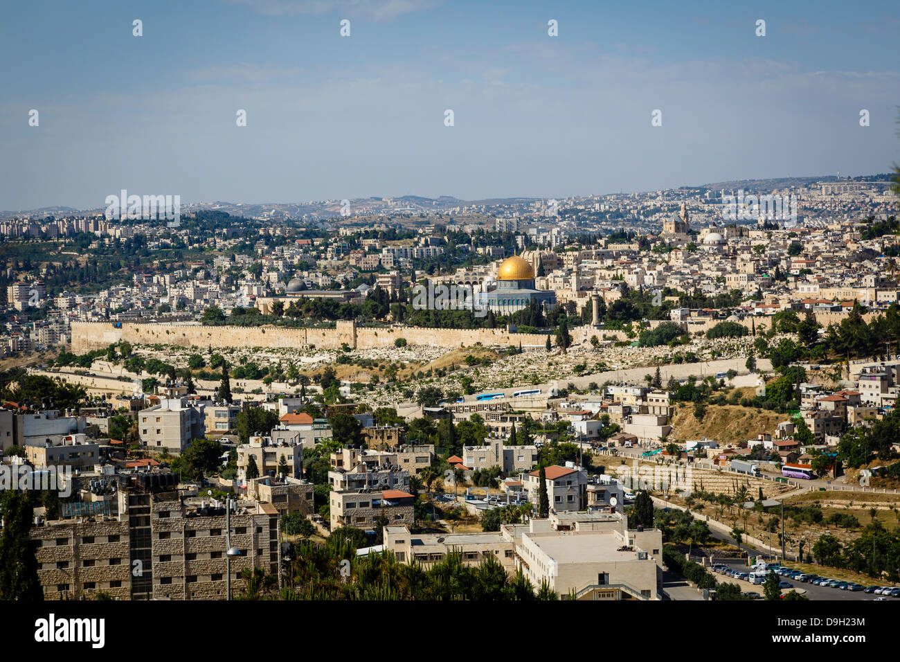 Vue sur les remparts de la vieille ville et le Dôme du rocher la mosquée à partir du mont des Oliviers, Jérusalem, Israël. Banque D'Images