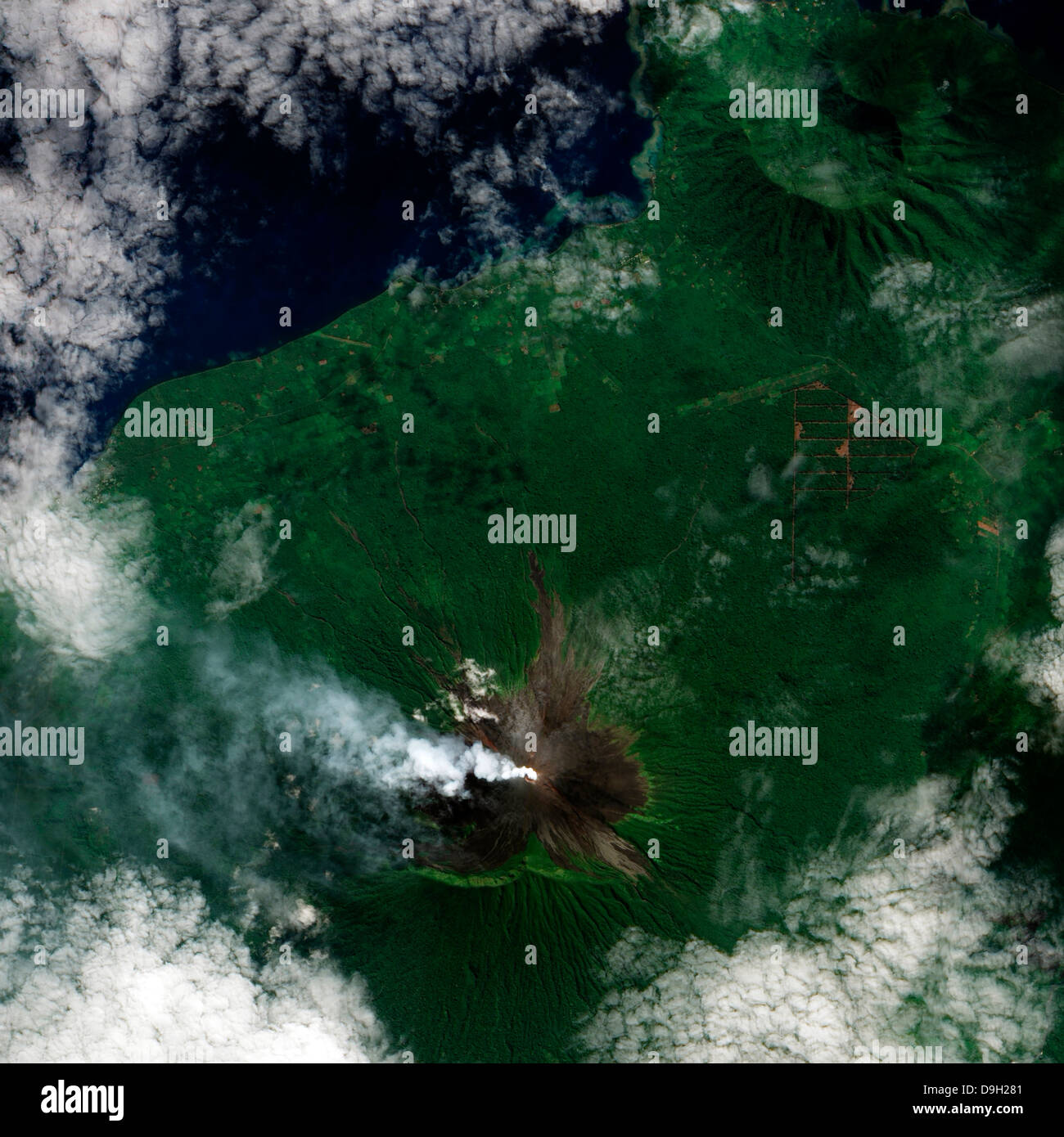Une petite plume s'élève du sommet du volcan Ulawun sur la Papouasie-Nouvelle-Guinée est de l'île de la Grande-Bretagne. Banque D'Images