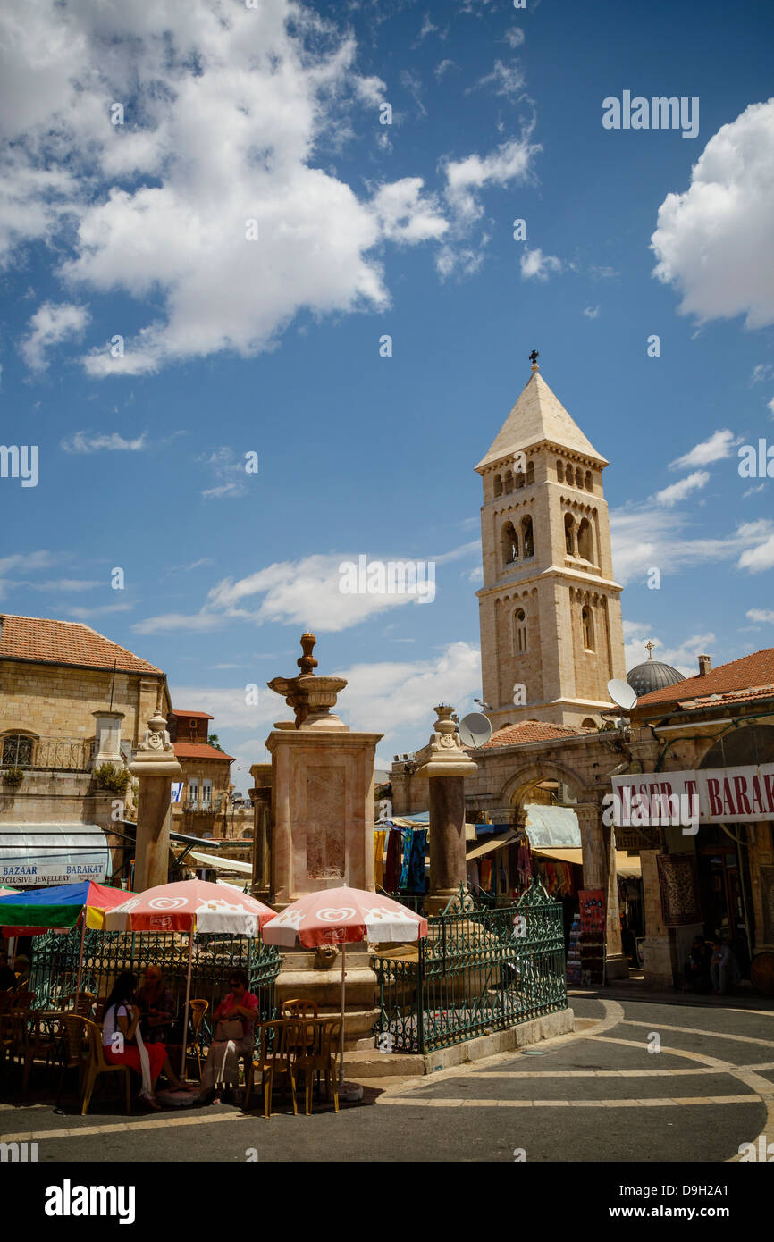 Scène de rue dans la vieille ville en vue de l'église du Rédempteur, Jérusalem, Israël. Banque D'Images