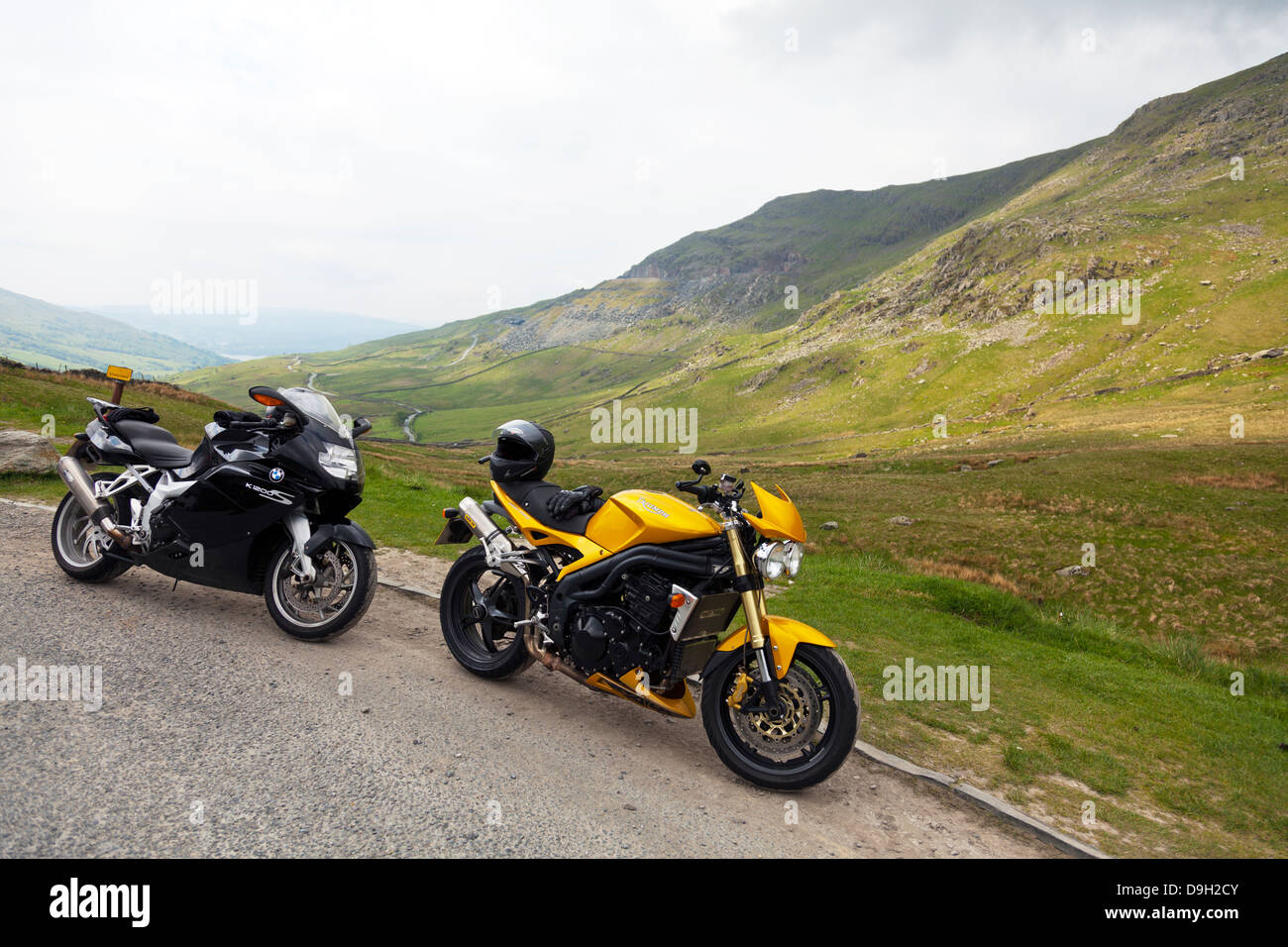 Équitation de moto en Cumbria, Parc National de Lake District, Lakeland, Royaume-Uni, Angleterre triumph BMW k1200 k1200s speed triple Banque D'Images