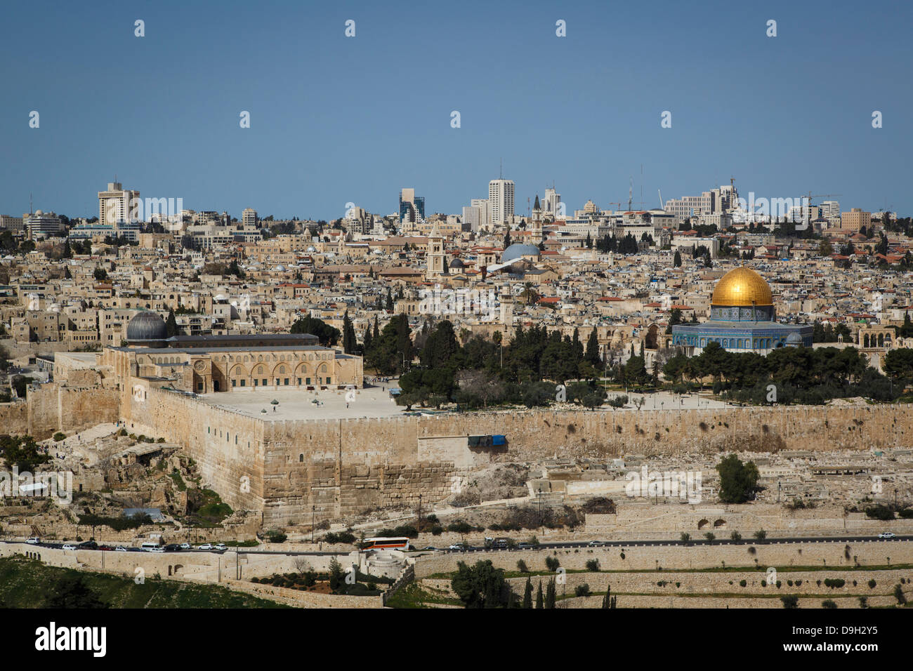 Vue sur les remparts de la vieille ville et le Dôme du rocher la mosquée à partir du mont des Oliviers, Jérusalem, Israël. Banque D'Images
