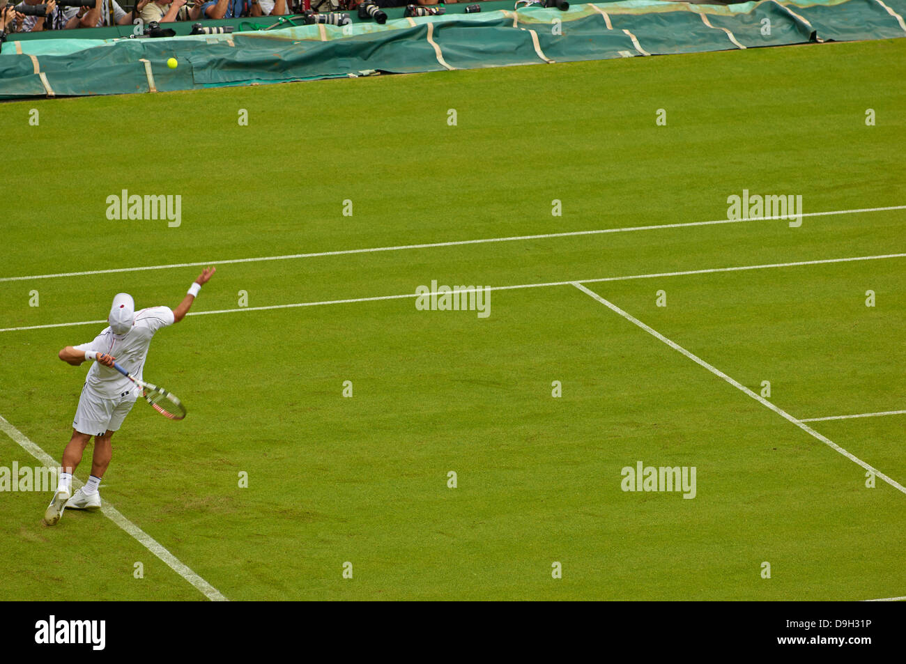 Joueur de tennis de championnat servant sur le Court Central au Wimbledon Lawn Tennis Championship Tournament Banque D'Images