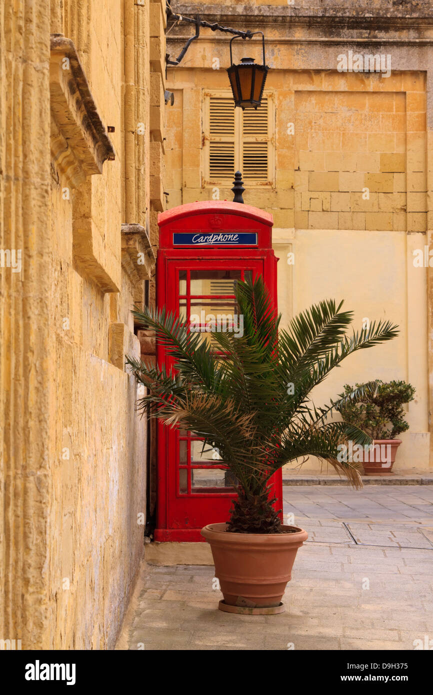 Téléphone partiellement obscurci fort dans une vieille rue de Malte Mdina Banque D'Images