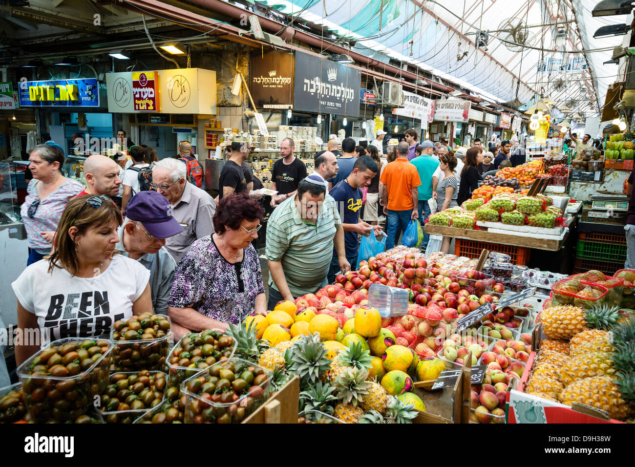 Les étals de fruits et légumes au marché Mahane Yehuda, Jérusalem, Israël. Banque D'Images