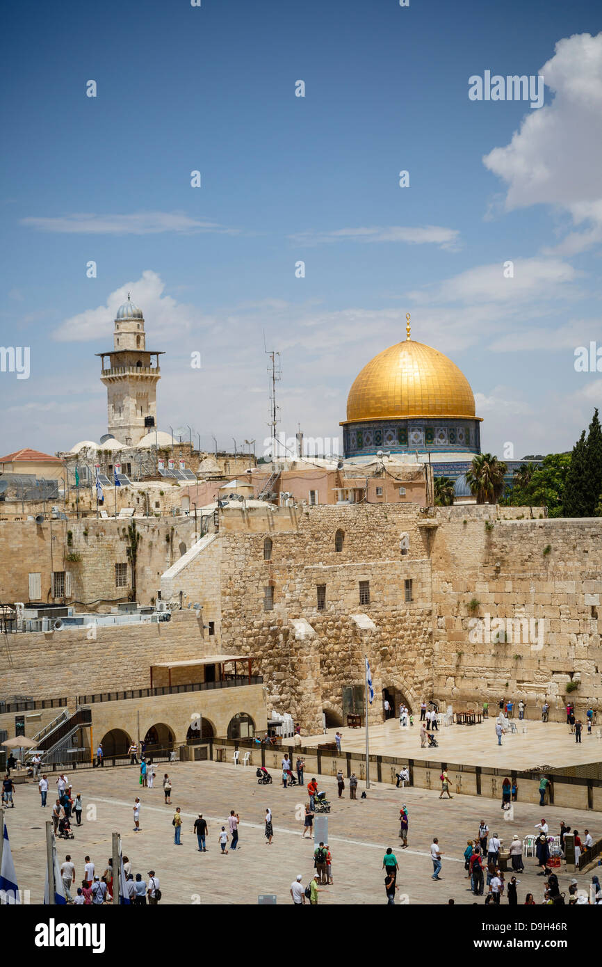Vue sur le mur des lamentations connu également comme le mur occidental et le dôme du Rocher mosquée, Jérusalem, Israël. Banque D'Images